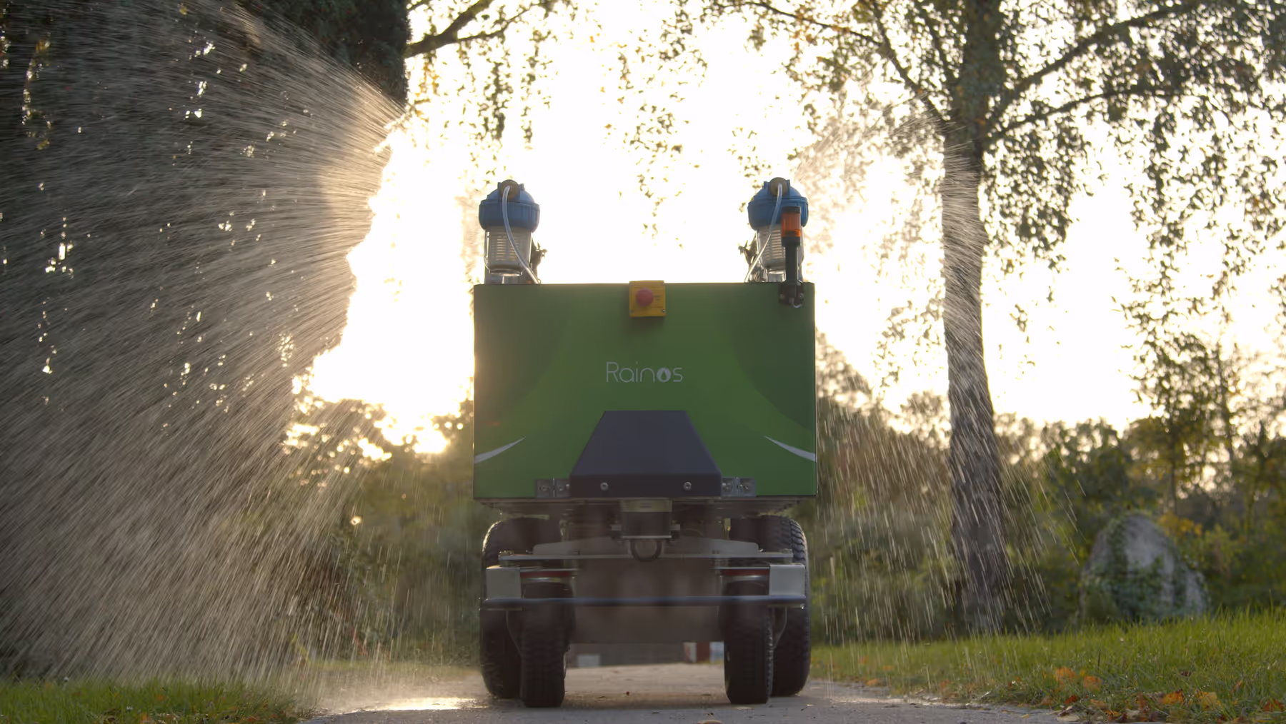 Autonomer Gießroboter RAINOS bei Sonnenuntergang