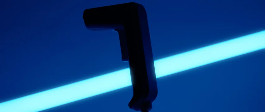 IONSTAR in moderner Silhouette vor blauem Hintergrund mit leuchtendem Lichtstreifen, repräsentiert innovative Technologie und Präzision.