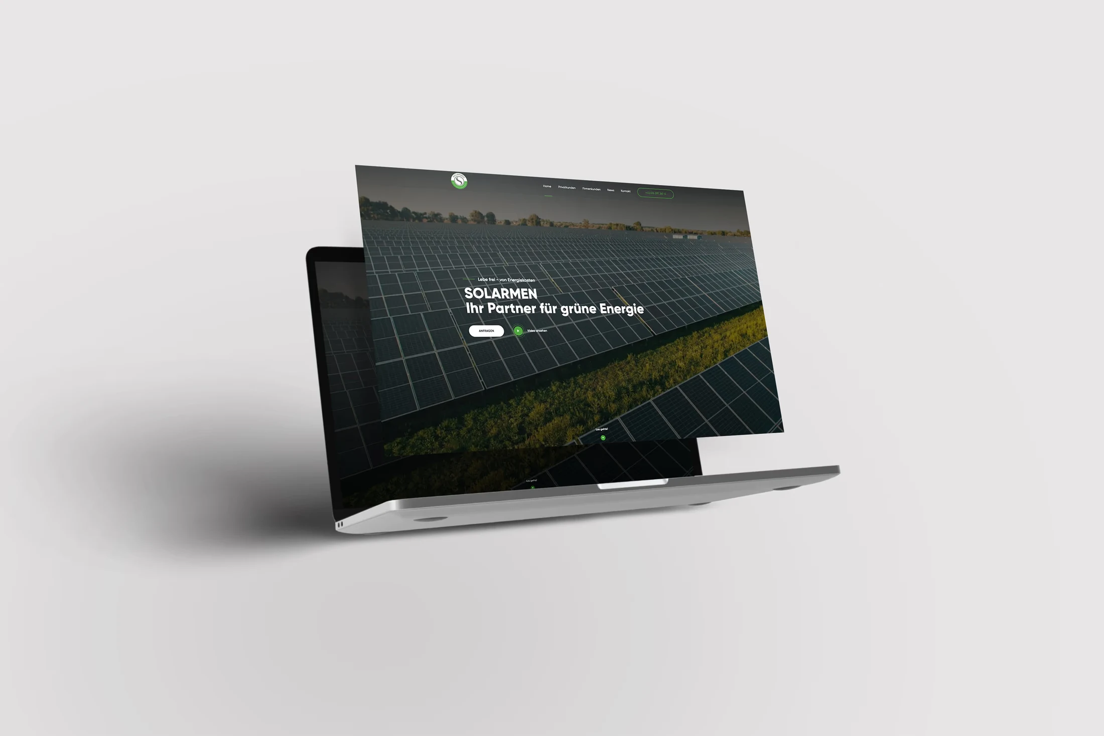 Website-Design für Solarmen, dargestellt auf einem Laptop, zeigt modernes Webdesign für eine Photovoltaikfirma mit Fokus auf grüne Energie.
