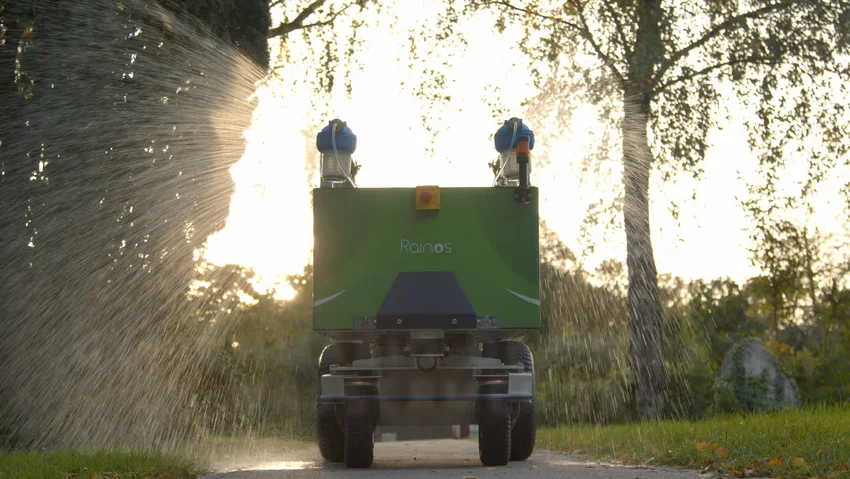 Der Rainos-Bewässerungsroboter gießt autonom einen Weg bei Sonnenuntergang, zeigt innovative Lösungen für nachhaltige Pflege.