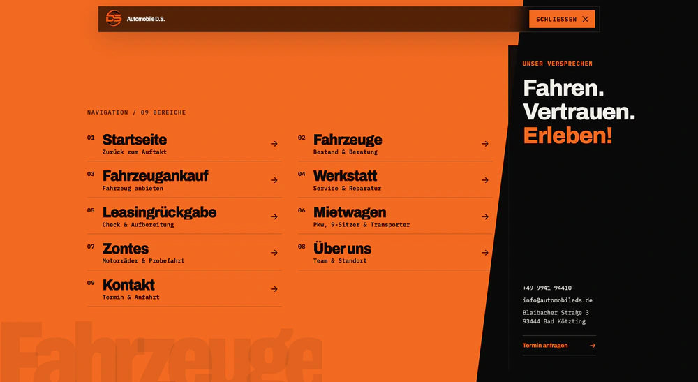 Automobile D.S.: Orangefarbene Vollbildnavigation zu den neun Website-Bereichen.