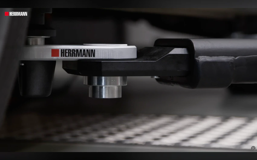 Nahaufnahme des HERRMANN pushAdapters und seiner Metalloberflächen.