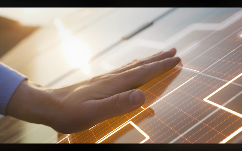 Eine Hand auf einem Solarmodul im warmen Gegenlicht, Filmstill aus dem Imagefilm der lumisol GmbH.